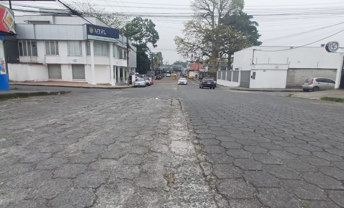 Municipio de Santo Domingo y vecinos debaten proyecto vial que conectará avenidas Chone y Quevedo