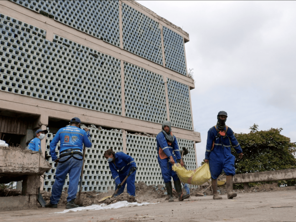 300 funcionarios de diversas áreas del municipio realizaron tareas de limpieza en el edificio del MAG.
