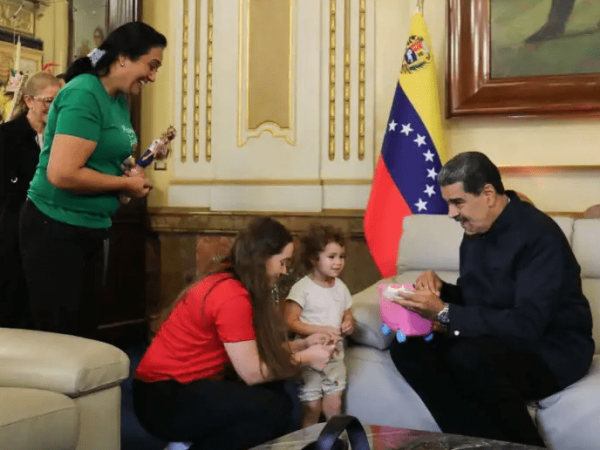 Niña Maikelys Espinoza regresa a Venezuela tras ser separada de su madre deportada desde Estados Unidos