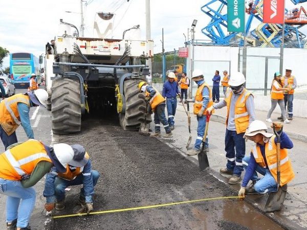 Obras viales en Quito se paralizan por falta de asfalto tras explosión en Refinería