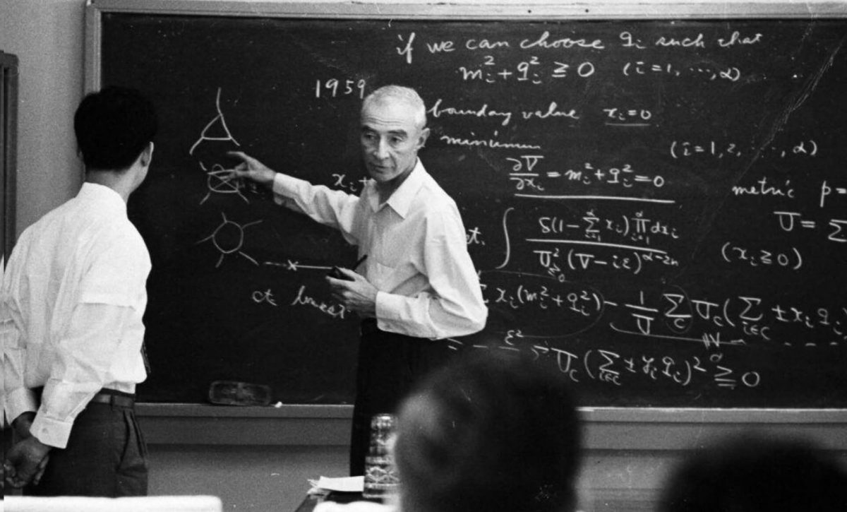 Robert Oppenheimer, el célebre físico teórico estadounidense y director científico del Proyecto Manhattan, conocido como el "padre de la bomba atómica", imparte una conferencia en la Universidad de Kioto, Japón, el 14 de septiembre de 1960.