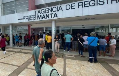 Ottón Rivadeneira, director nacional del Registro Civil,  anunció que el proceso para emitir cédulas se normalizará en una semana.