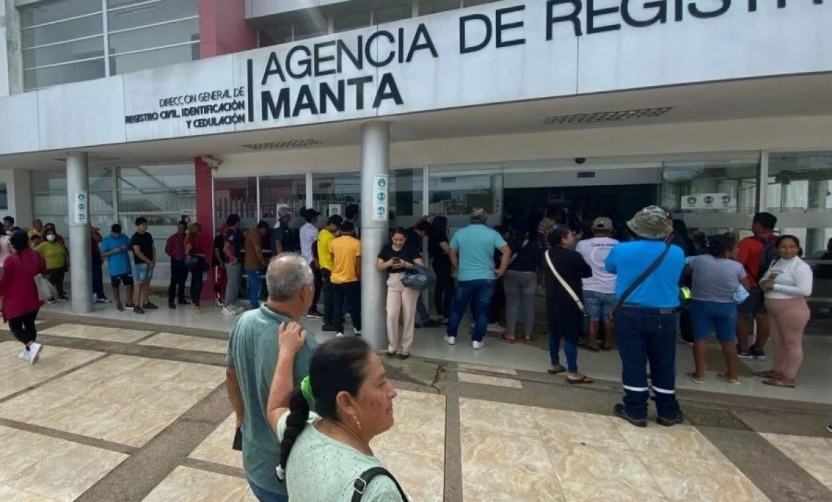 Ottón Rivadeneira, director nacional del Registro Civil,  anunció que el proceso para emitir cédulas se normalizará en una semana.
