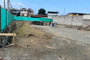 El patio de venta de carros usados se construye en el callejón Robles, entre avenida Manabí y calle 5 de Junio.