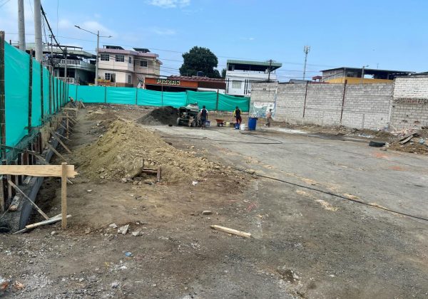El patio de venta de carros usados se construye en el callejón Robles, entre avenida Manabí y calle 5 de Junio.