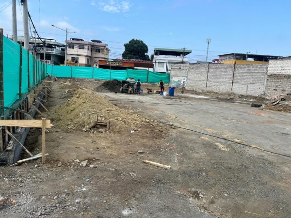 El patio de venta de carros usados se construye en el callejón Robles, entre avenida Manabí y calle 5 de Junio.