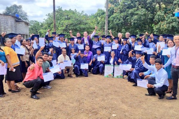 Los pequeños productores graduados, pertenecen a varias comunidades del cantón 24 de Mayo.