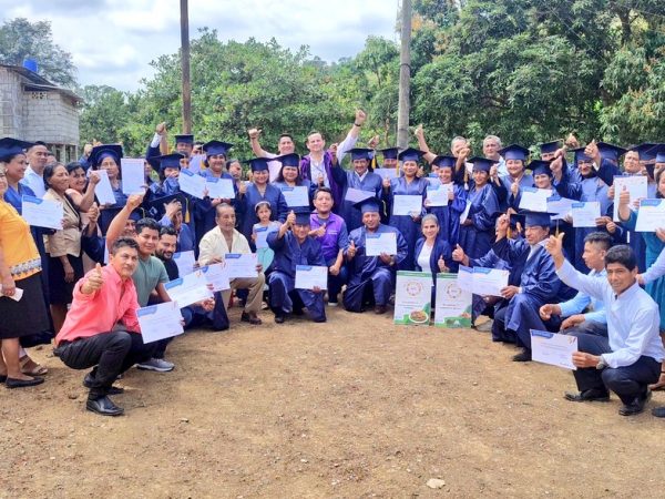 Los pequeños productores graduados, pertenecen a varias comunidades del cantón 24 de Mayo.
