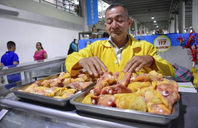 Ramón Pin, comerciante de Plaza Central de Portoviejo asegura que este año se ha sentido más el bajo precio del pollo.