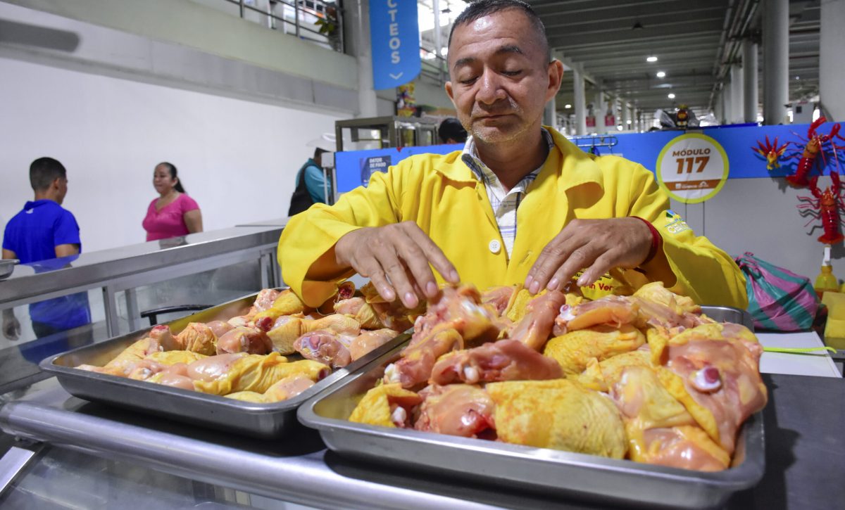 Ramón Pin, comerciante de Plaza Central de Portoviejo asegura que este año se ha sentido más el bajo precio del pollo.