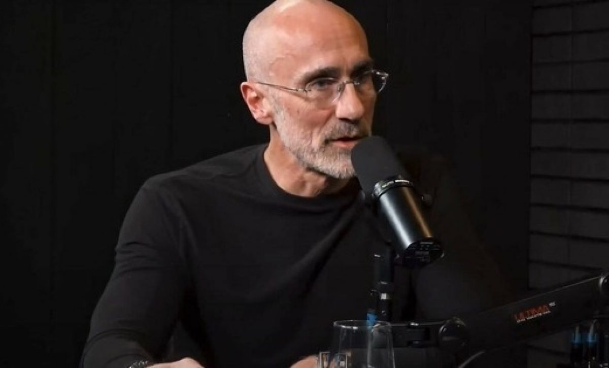 Arthur C. Brooks sostiene que la felicidad, la empatía y el éxito nacen de una sola fuente: el coraje de enfrentarse a uno mismo con honestidad radical.