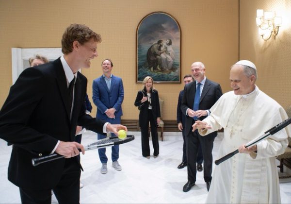 Papa León XIV recibe al tenista Jannik Sinner en audiencia privada en el Vaticano
