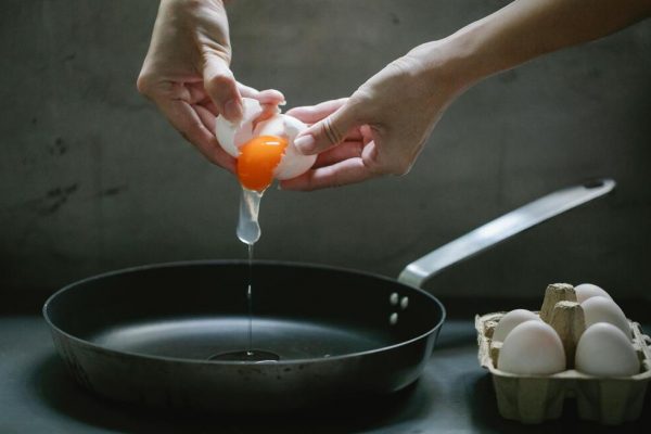 Paso a paso domina el arte de freír huevos perfectos sin que se peguen en la sartén y lo mejor de todo, libre de tóxicos