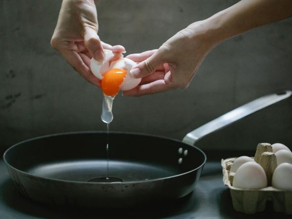 Paso a paso domina el arte de freír huevos perfectos sin que se peguen en la sartén y lo mejor de todo, libre de tóxicos