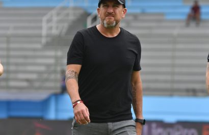 Patricio Javier Urrutia, entrenador de Delfín SC, denunció este martes 8 de julio la detención injusta de su hijo tras un allanamiento.