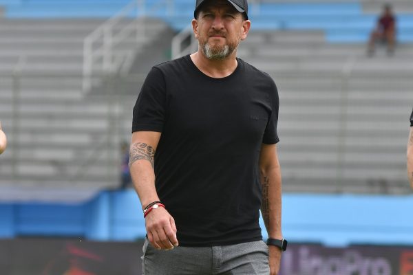 Patricio Javier Urrutia, entrenador de Delfín SC, denunció este martes 8 de julio la detención injusta de su hijo tras un allanamiento.