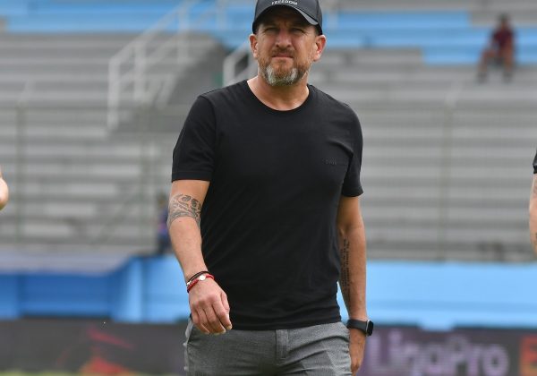 Patricio Javier Urrutia, entrenador de Delfín SC, denunció este martes 8 de julio la detención injusta de su hijo tras un allanamiento.