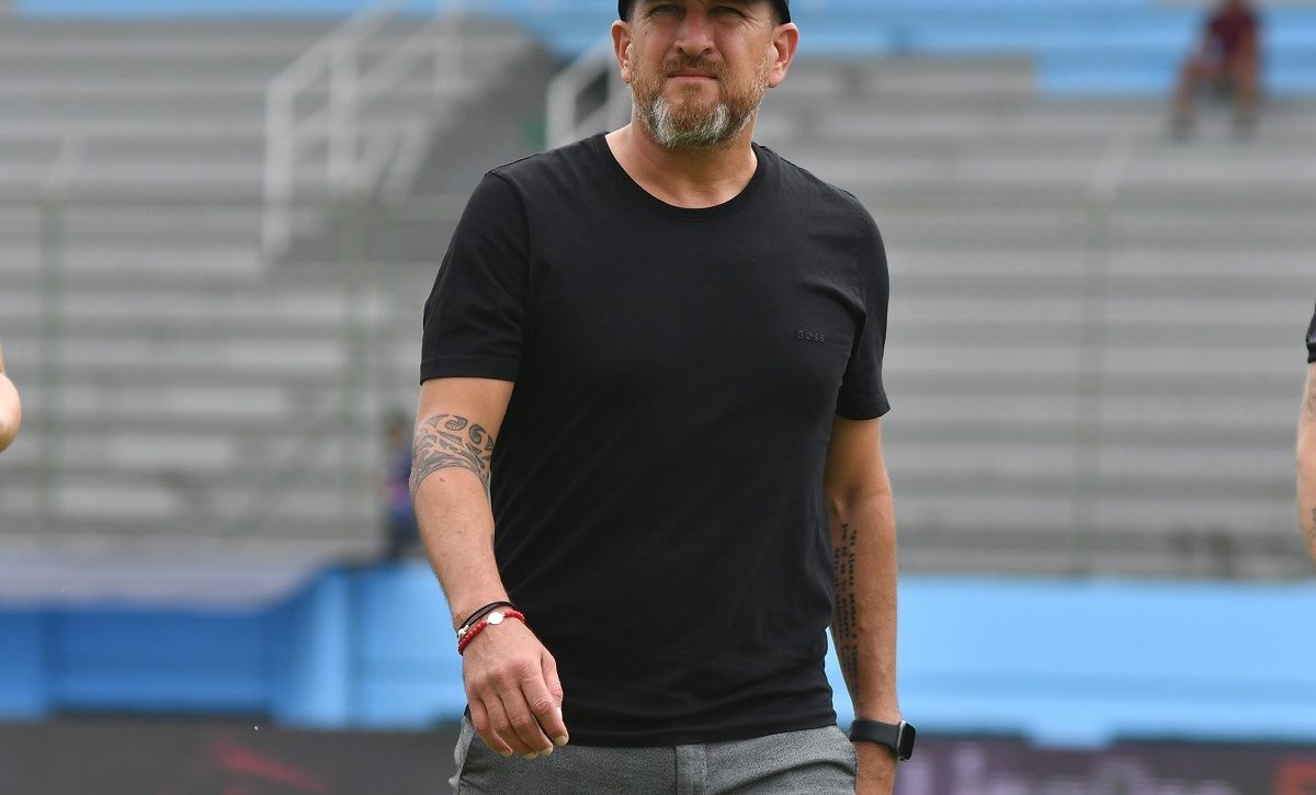 Patricio Javier Urrutia, entrenador de Delfín SC, denunció este martes 8 de julio la detención injusta de su hijo tras un allanamiento.