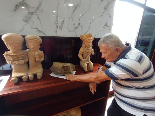 Otkar Trámpuz, observa un pedazo de madera que se exhibe junto a réplicas de la cultura Manteña.
