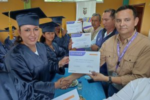 Galo Naula, director Distrital del MAG en Manabí, instó a los productores a replicar los conocimientos adquiridos para optimizar la producción.