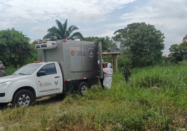 Pericias forenses buscan identificar cinco cuerpos hallados en fosa en Santo Domingo