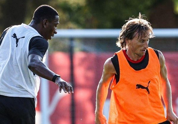 Pervis Estupiñán entrena por primera vez junto a Luka Modrić en el AC Milan.