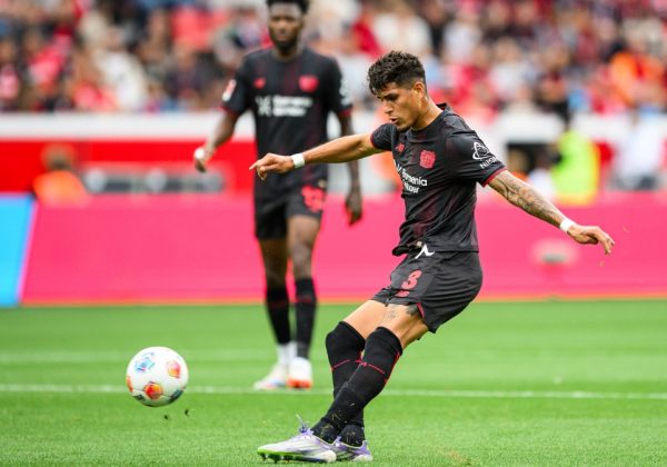 Piero Hincapié brilla en la derrota de Bayer Leverkusen ante Hoffenheim.