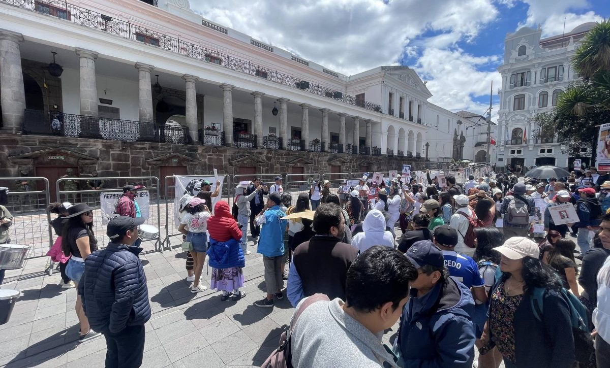 Plantón en Quito demanda respuestas del Gobierno y Fuerzas Armadas
