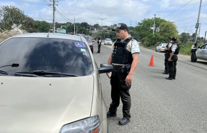 Miembros de la Policía Nacional, en uno de los operativos en Portoviejo.