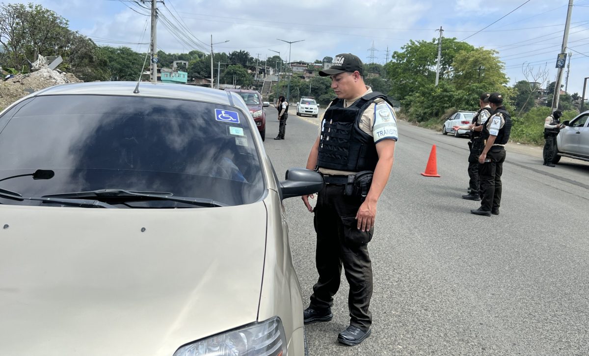 Miembros de la Policía Nacional, en uno de los operativos en Portoviejo.