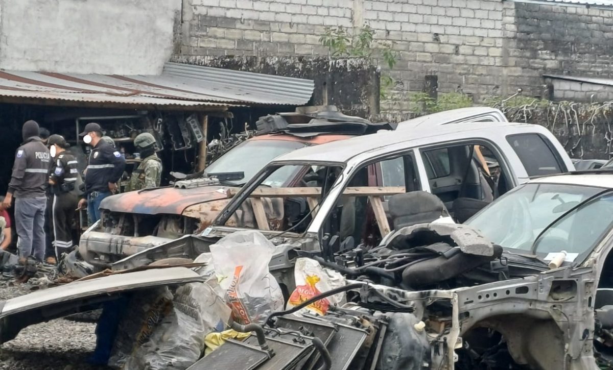 Policía allana taller en Santo Domingo por autopartes robadas