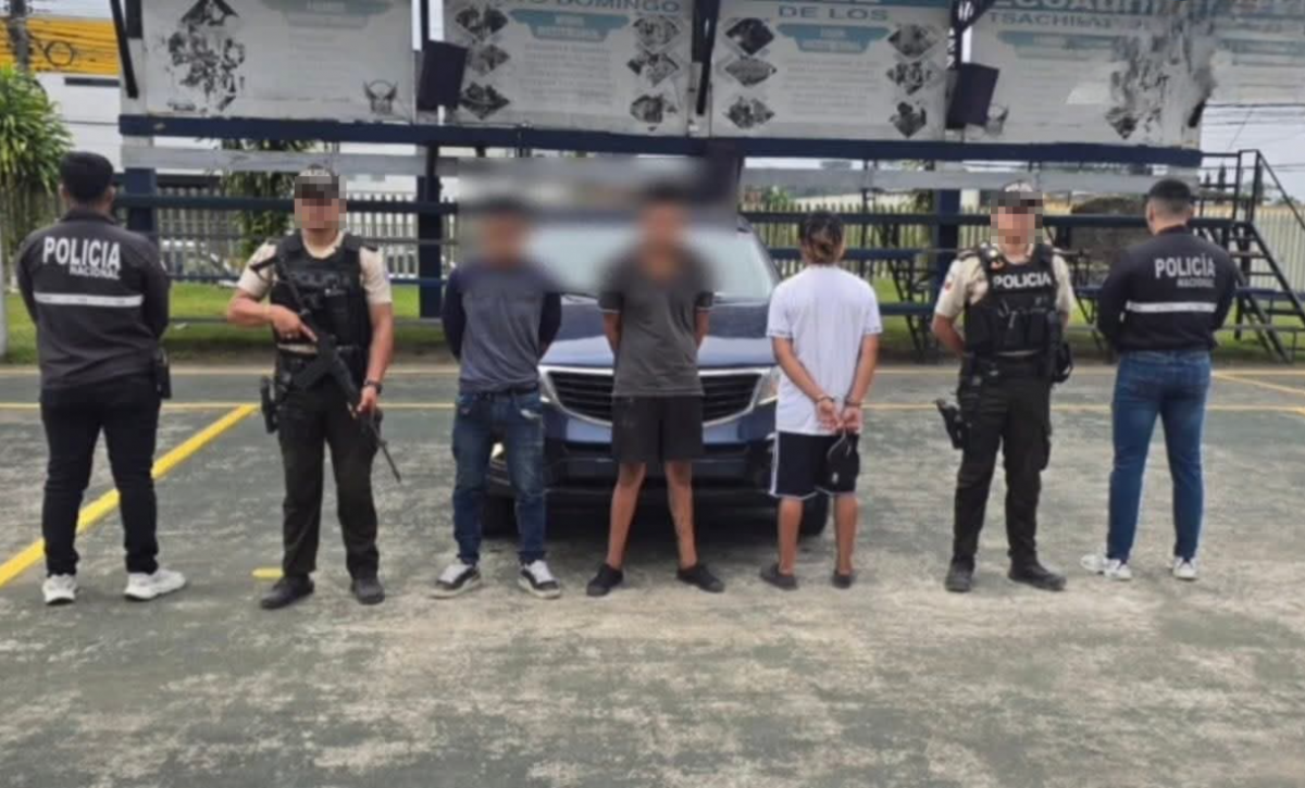 Policía captura a tres sospechosos tras persecución en Santo Domingo de los Tsáchilas