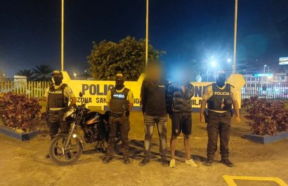 Policía detiene a jóvenes con pistola y moto sin placas en Santo Domingo