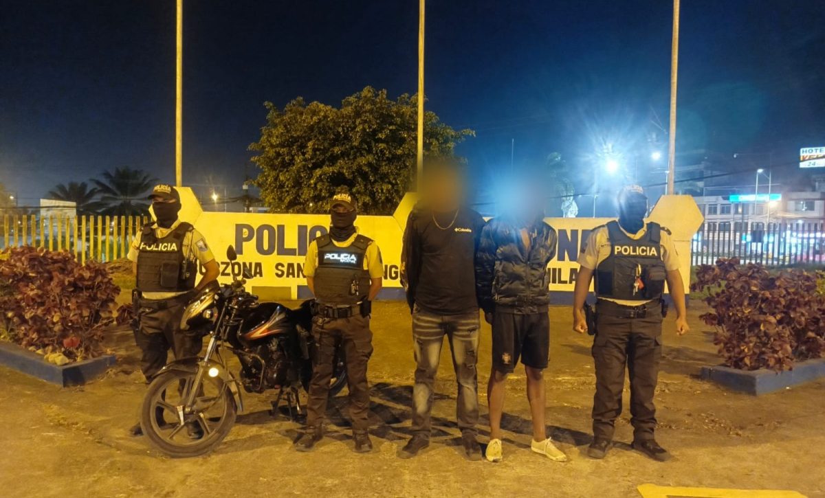 Policía detiene a jóvenes con pistola y moto sin placas en Santo Domingo