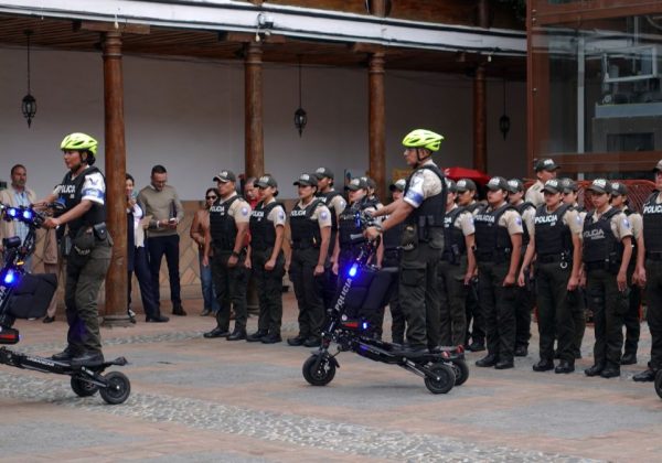 Policías reciben scooters eléctricos para realizar patrullajes por las calles de Cuenca y brindar custodia a los turistas. (API).