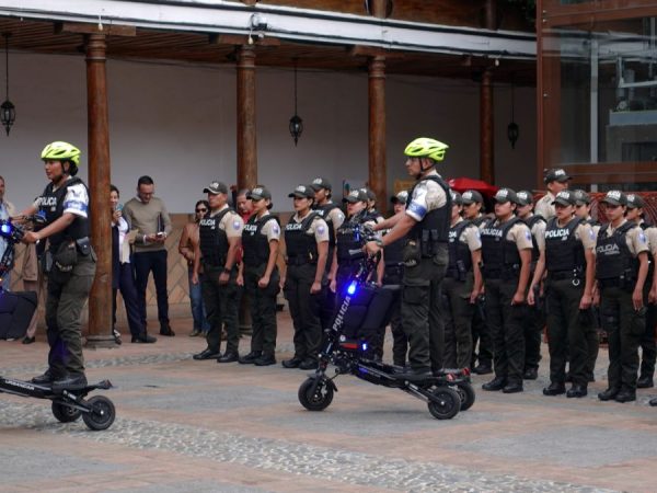 Policías reciben scooters eléctricos para realizar patrullajes por las calles de Cuenca y brindar custodia a los turistas. (API).