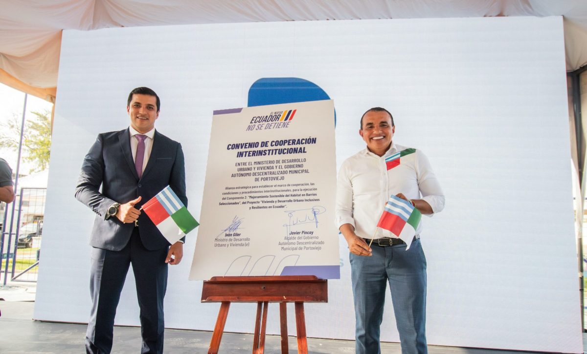 El alcalde de Portoviejo Javier Pincay, junto al ministro (e) de Vivienda, Iván Giler, antes de ser cesado de su cargo.