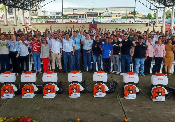 Los productores recibieron las bombas que las utilizarán para  tratamientos desinfectantes.