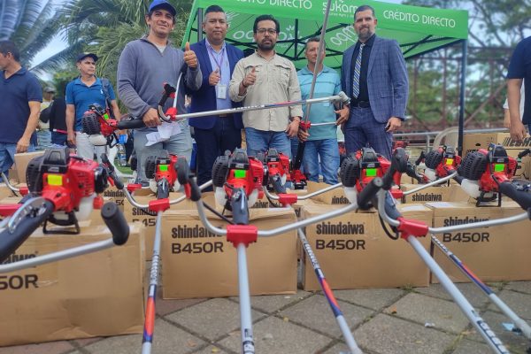 Entre las herramientas que recibieron los productores, constan motoguadañas.