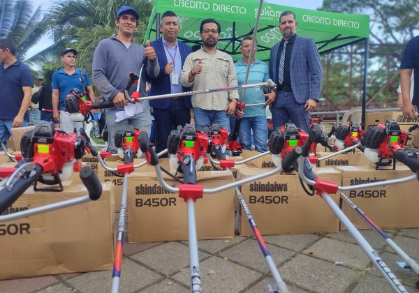 Entre las herramientas que recibieron los productores, constan motoguadañas.