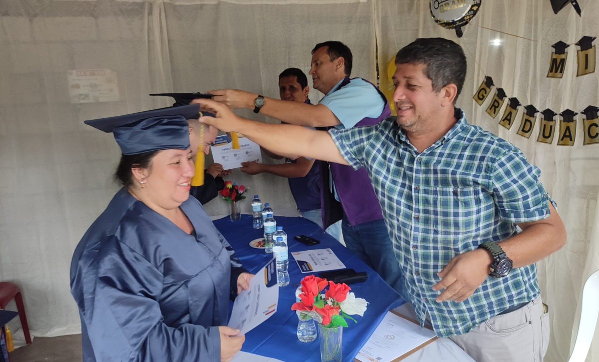 Los productores lucieron su capa y birrete, en la graduación.