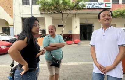 Varias personas que participaron en este programa, acudieron a la Gobernación de Manabí y esperaban una respuesta.