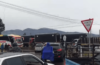 Protesta de transportistas en Carchi paraliza vía Panamericana por aumento de robos