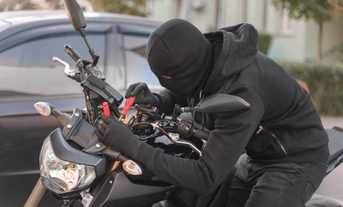 Quiso huir con una motocicleta, pero la víctima lo alcanzó y evitó el robo. Ocurrió en Santo Domingo de los Tsáchilas