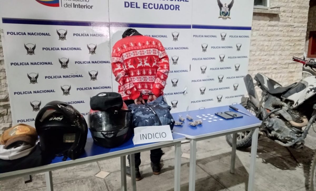 Quito Detienen a dos hombres por robo armado y posesión de drogas en Tumbaco