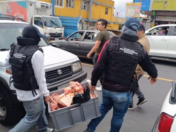 Quito decomisan 360 Kg. de carne y clausura camal clandestino en Guamaní