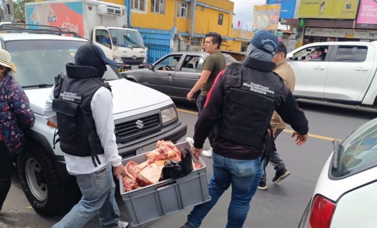 Quito decomisan 360 Kg. de carne y clausura camal clandestino en Guamaní