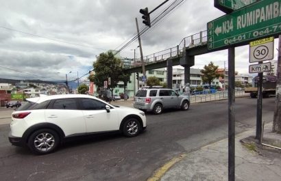Quito inicia desmontaje de puente peatonal en el norte y construirá paso accesible