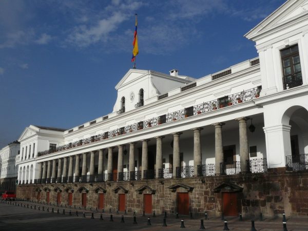 Reestructuración administrativa del Gobierno de Ecuador busca eficiencia sin afectar servicios públicos