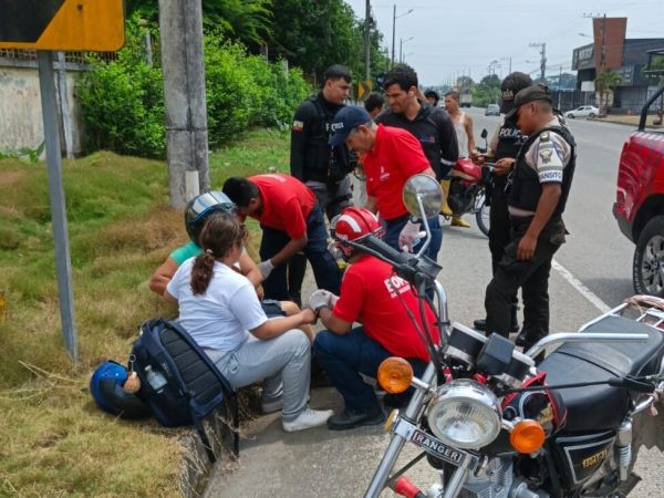 Rescatistas del Cuerpo de Bomberos de El Carmen asistieron a las mujeres heridas.
